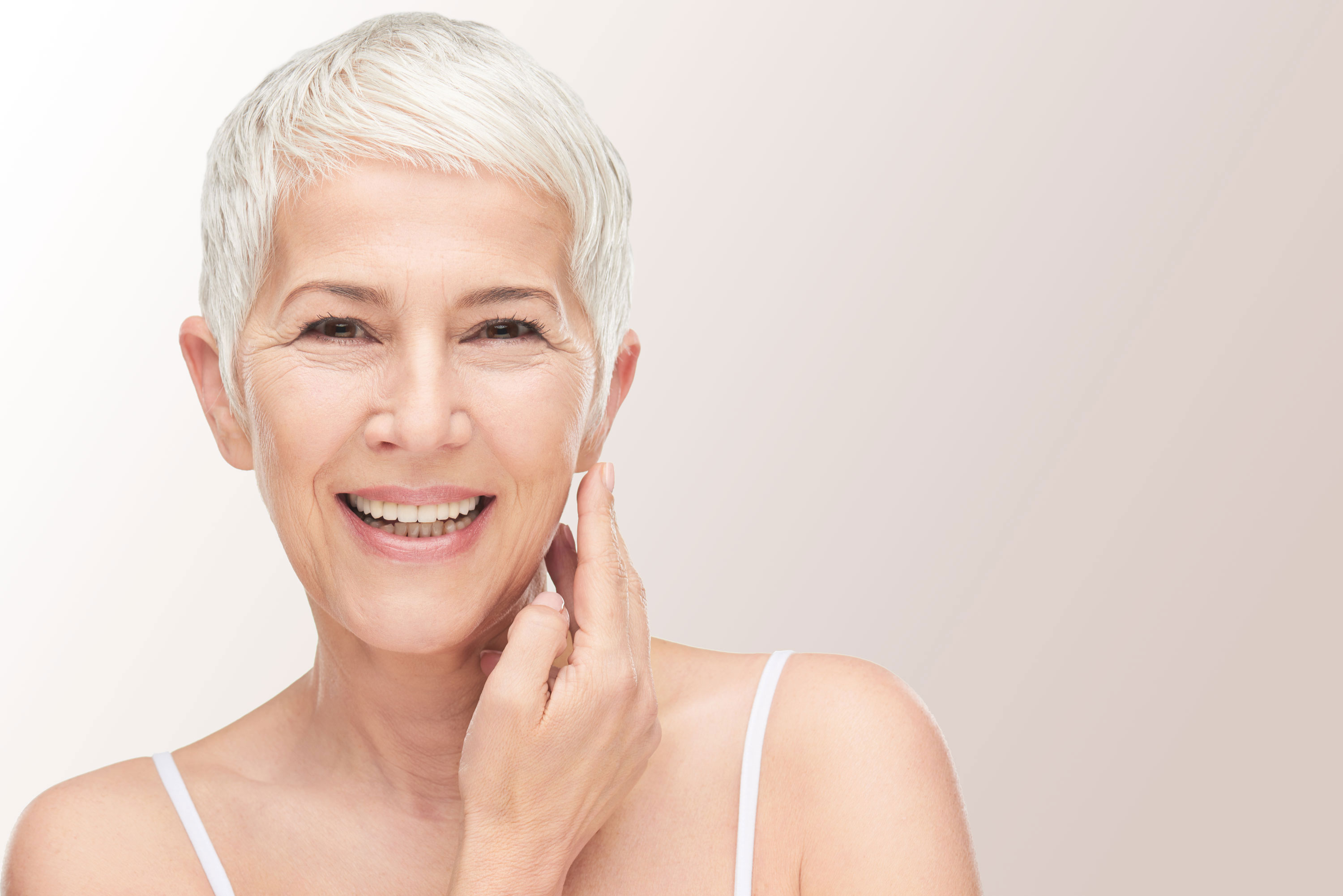 Frau_Kosmetik_Grau_Senior_L_2x